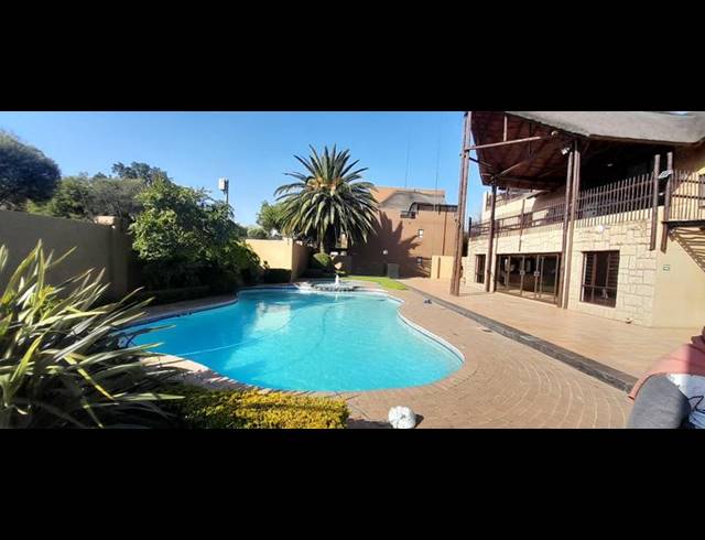 2 BEDROOM APARTMENT FOR SALE IN PINESLOPES